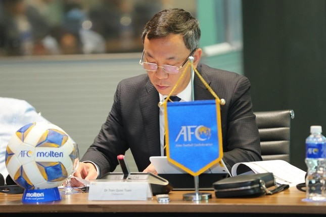 Chủ tịch Ủy ban thi đấu của AFC Trần Quốc Tuấn đưa ra quyết định