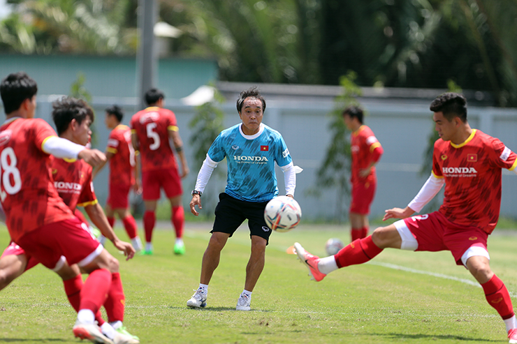 HLV Lee Young Jin tham gia luyện tập cùng các học trò.