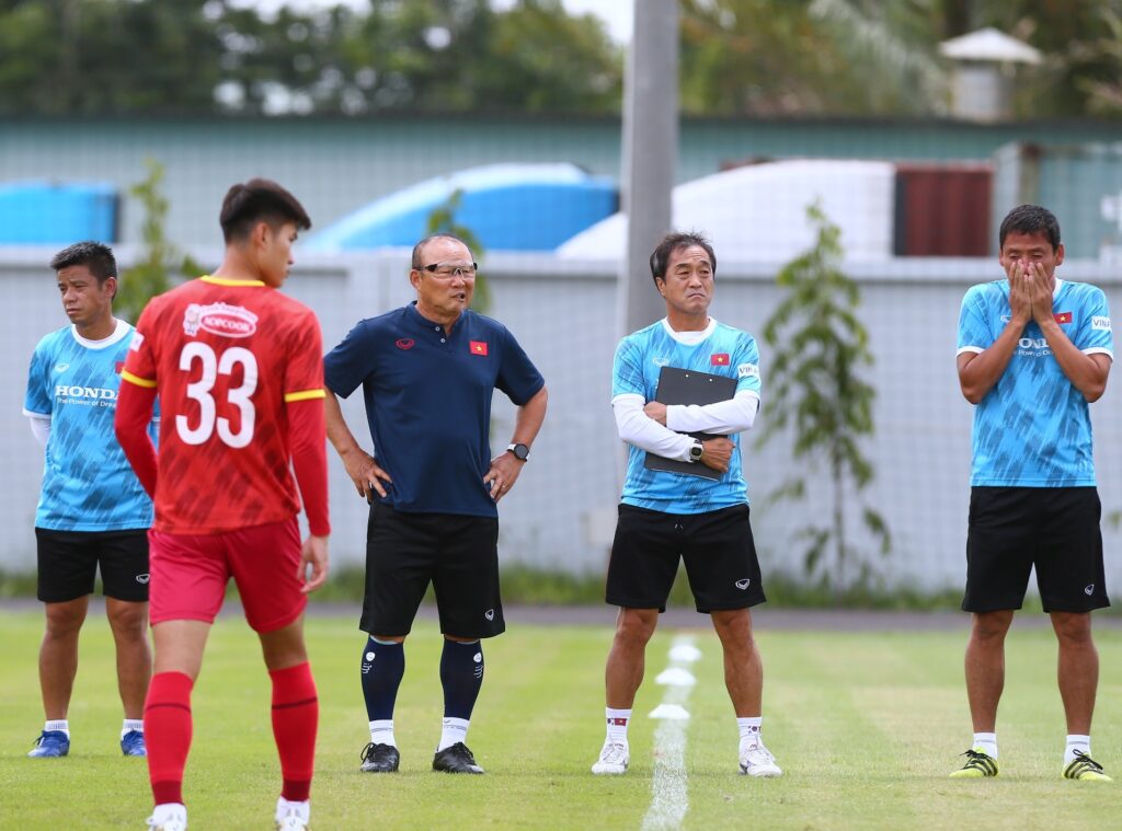 HLV Park Hang Seo trở lại tuyển Việt Nam tối 23/9 sau khi sang Thái Lan theo dõi King's Cup 2022