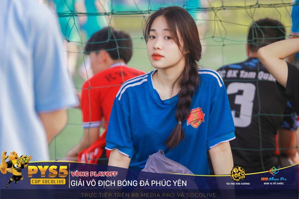 Nữ khán giả trên sân thi đấu giải PYS5 SOCOLIVE Cup 2022