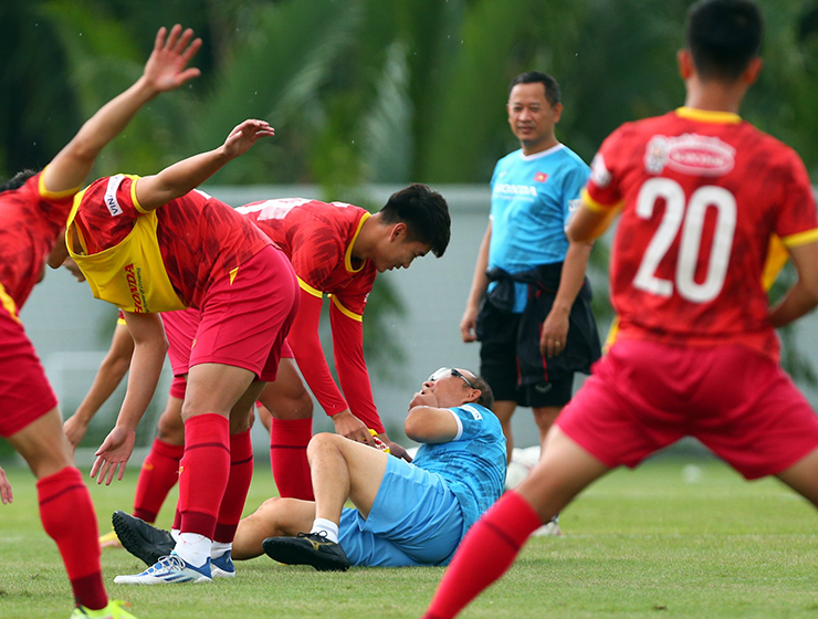 Ông Park nằm ra sân để ăn vạ