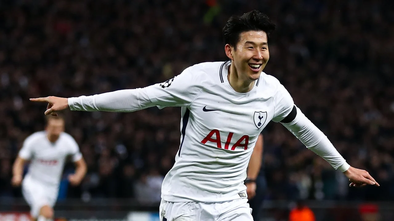 Son Heung-min ăn mừng sau chiến thắng 6-2