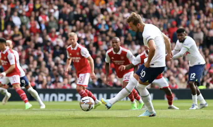 Hình ảnh Kane sút phạt gỡ hòa 1-1 dành cho Tottenham