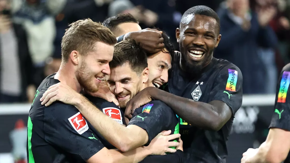 Ngay đầu hiệp đấu đã có bàn thắng được ghi cho đội nhà Monchengladbach nâng lên tỷ số 4- 2