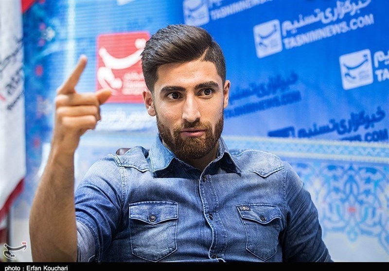 Alireza Jahanbakhsh đã nhận phải những câu hỏi mang tính chính trị trong cuộc họp báo mới đây