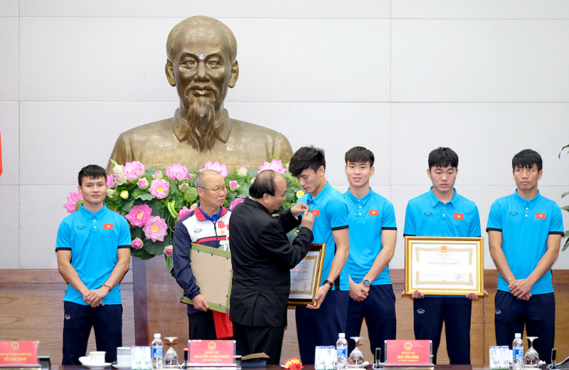 Bùi Tiến Dũng nhận huân chương Lao động Hạng ba