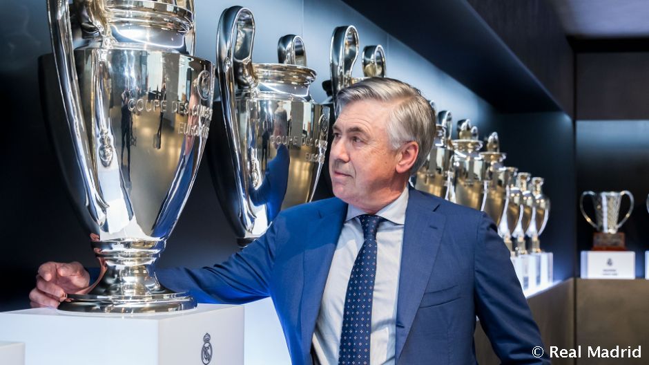 Carlo Ancelotti bên cạnh những di sản mà ông mang về sân Santiago Bernabéu.