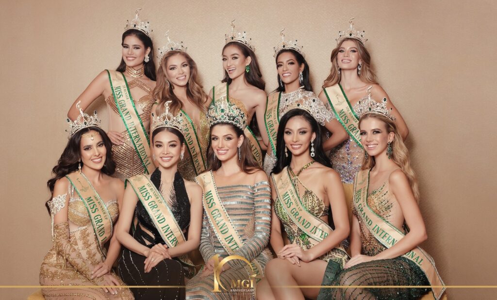 Các Top 10 Miss Grand International thay nhau live steam bán hàng online