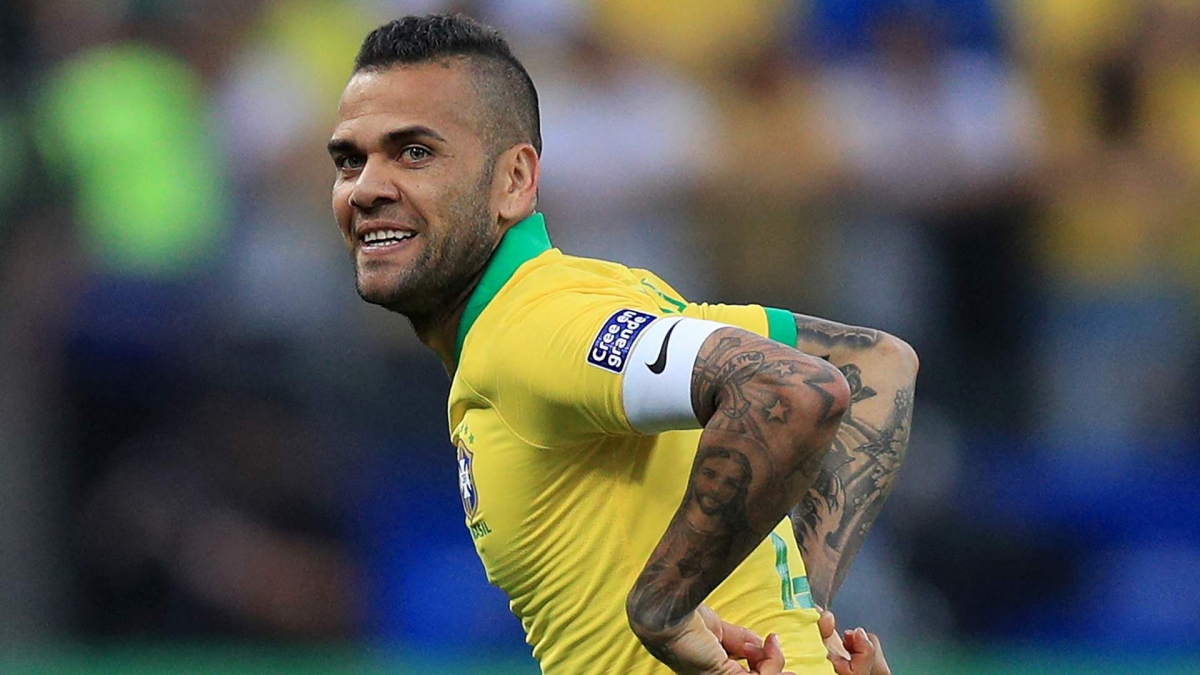 Dani Alves vẫn có tên trong danh sách chính thức