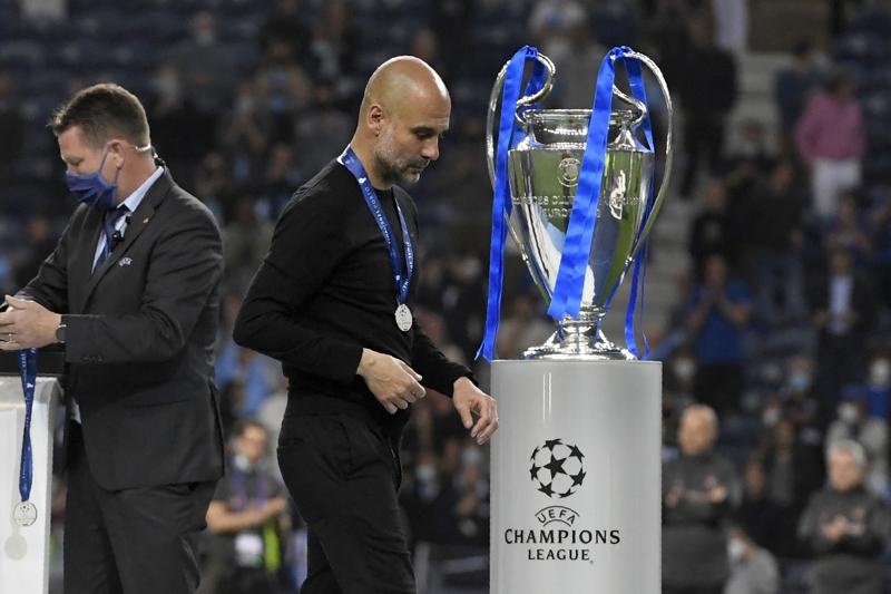 HLV Pep Guardiola cùng chiếc cúp C1 danh giá