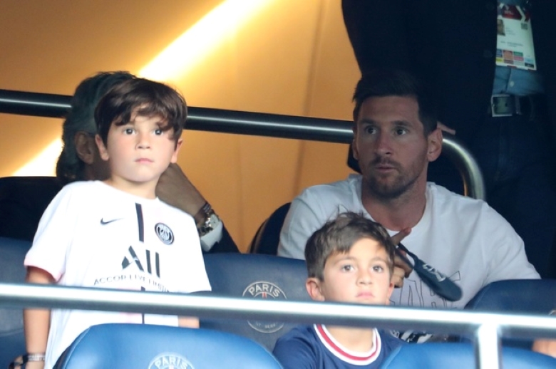 Thiago Messi cùng bố và em trai đến sân xem PSG thi đấu