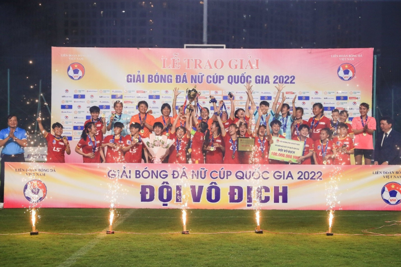 Huỳnh Như cùng đồng đội vô địch giải bóng đá nữ Cúp quốc gia 2022