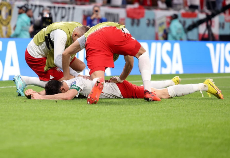 Lewandowski xúc động bật khóc sau khi ghi bàn thắng đầu tiên tại World Cup