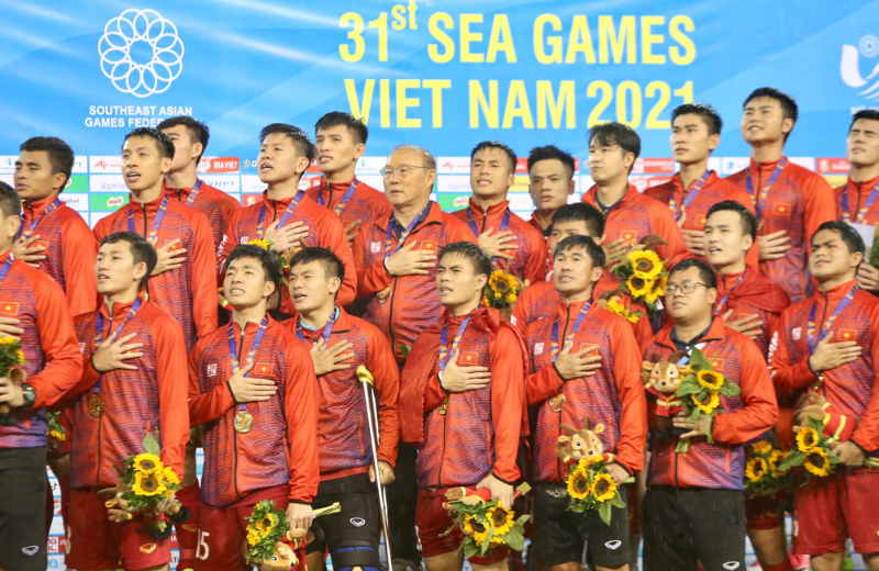 Lê Văn Xuân cùng đồng đội nhận huy chương vàng SEA Games 31