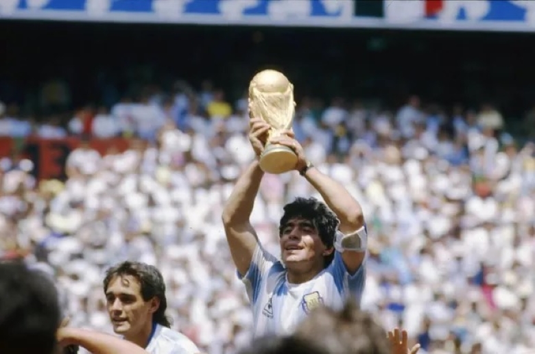 Maradona cầm chiếc cúp vô địch thế giới-Các đội bóng vô địch World Cup trong lịch sử