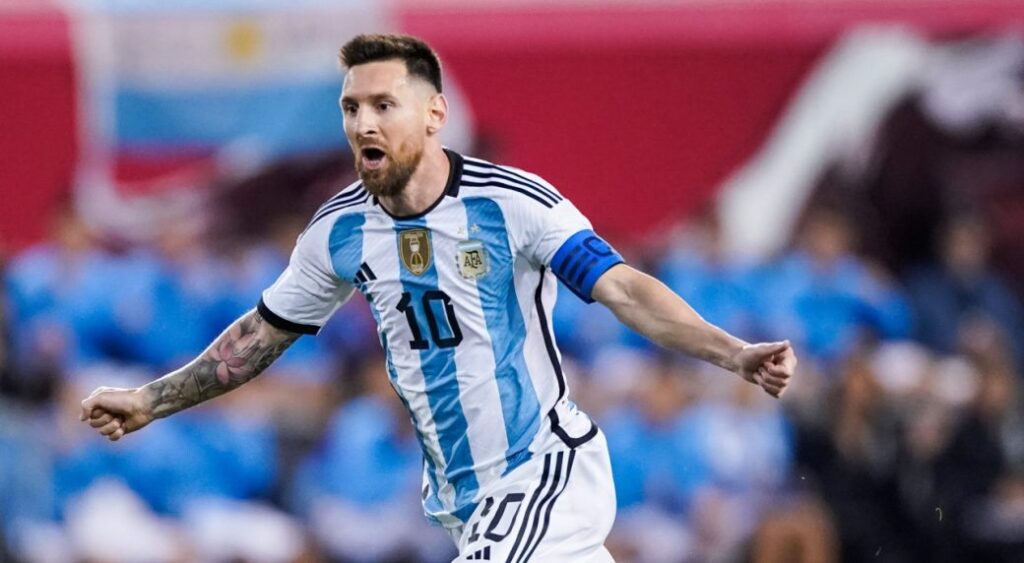 Messi liên tục tỏa sáng cứu rỗi Argentina