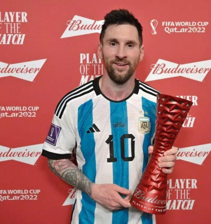 Messi nhận giải thưởng cầu thủ xuất sắc nhất trận đấu