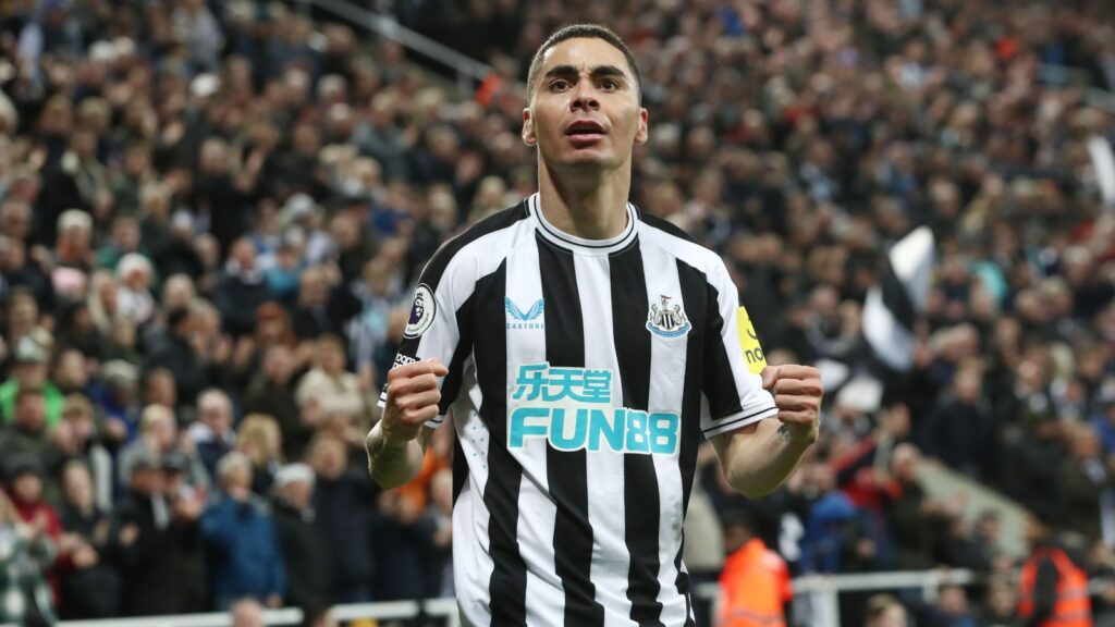 Miguel Almiron liên tục ghi bàn mang về 3 điểm cho Newcastle