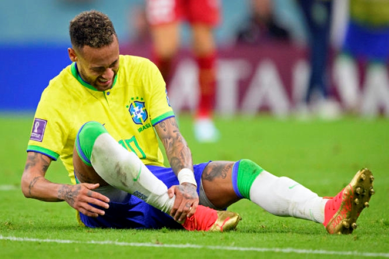 Neymar gặp chấn thương cổ chân và rời sân phút 80