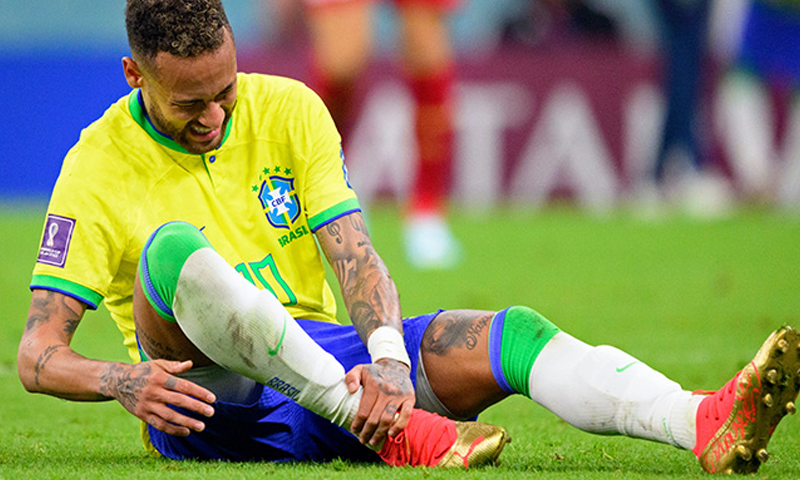 Neymar gặp chấn thương ngay trận đấu đầu tiên