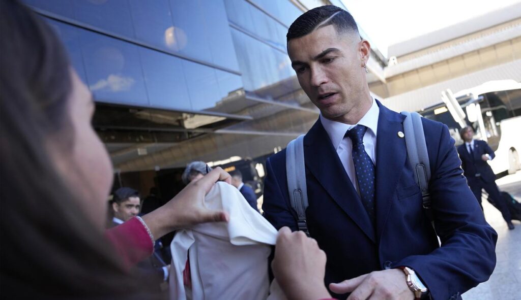 Ronaldo giao lưu cùng với fan