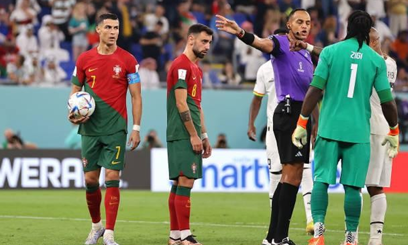 Ronaldo thực hiện thành công quả penalty mang về bàn thắng mở tỉ số