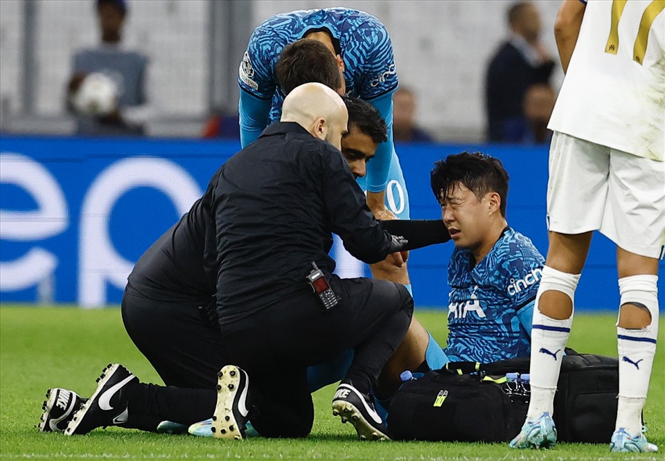 Son Heung Min gặp chấn thương trong trận đấu với Marseille.