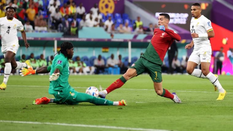 Thủ môn Ghana đối đầu với Cristiano Ronaldo 