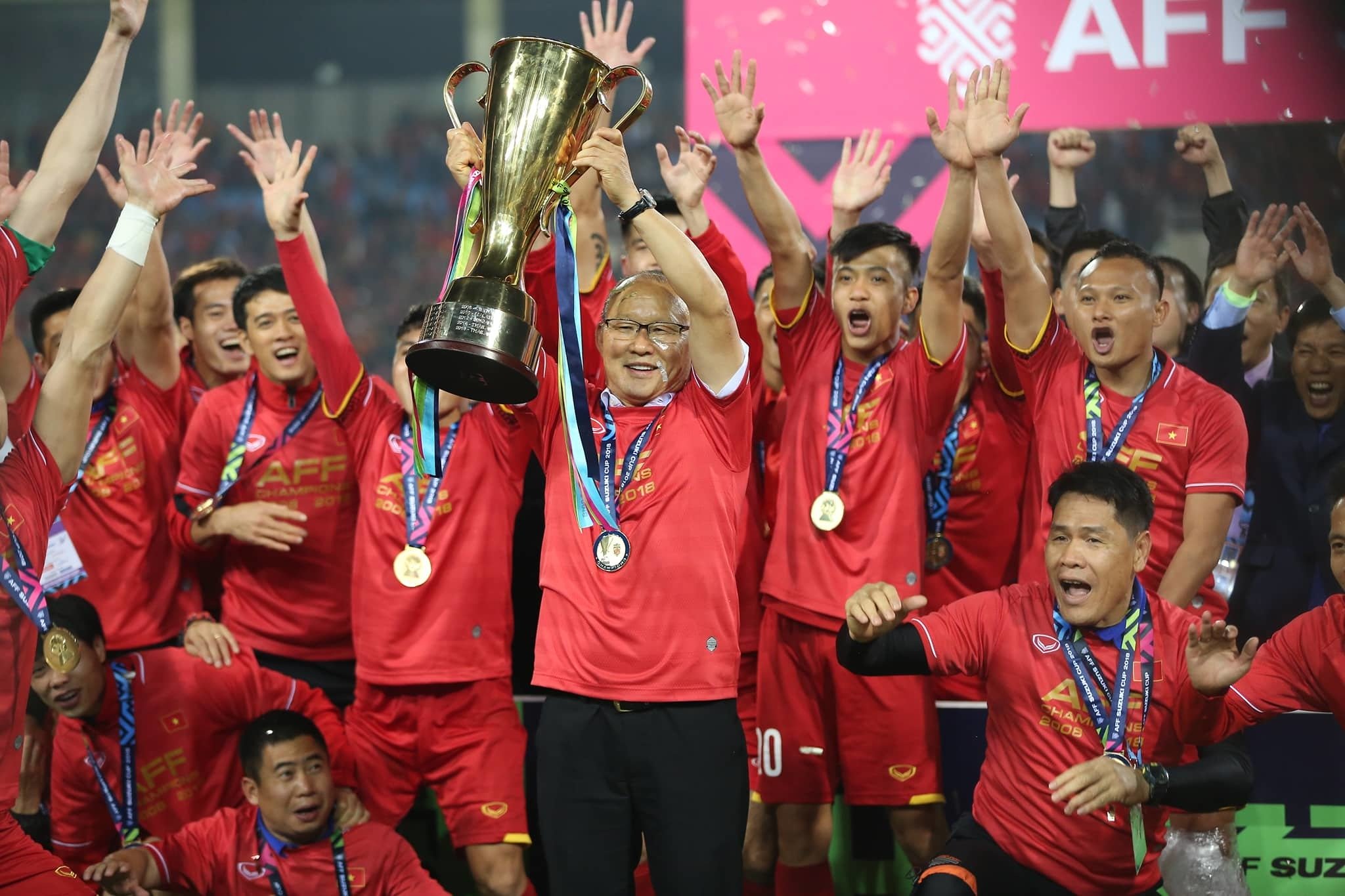 Đội tuyển Việt Nam cùng nhau ăn mừng vô địch AFF Cup 2018