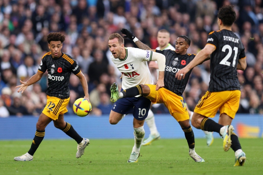 Hiệp 1 khép lại với lợi thế khá bất ngờ khi Leeds United dẫn trước chủ nhà Tottenham 2 -1 ngay tại Tottenham Stadium.