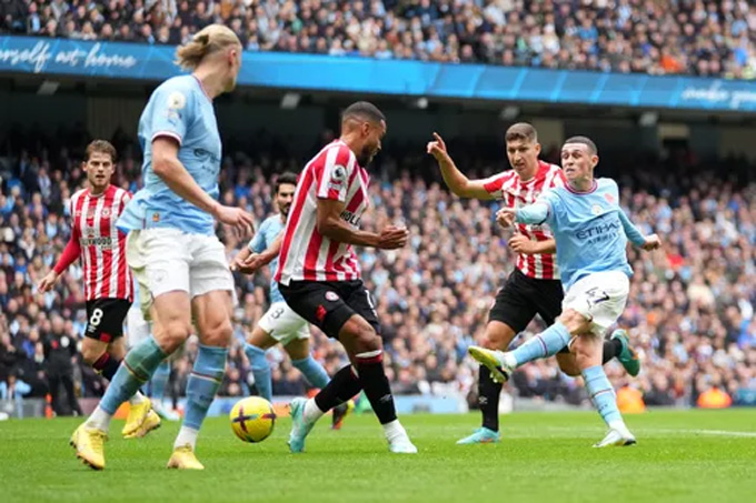 Mặc dù chơi phòng ngự nhưng Brentford lại có những pha phản công hết sức nguy hiểm