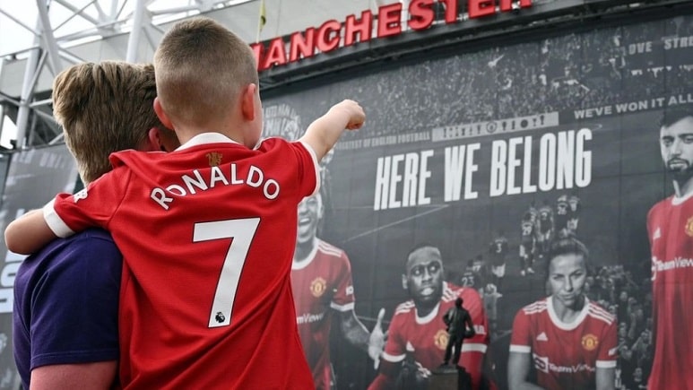 CR7 trong lần đầu quay lại Old Trafford và tạo cơn sốt Viva Ronaldo nghĩa là gì