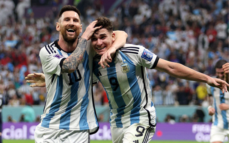 h 2: Alvarez nhân đôi cách biệt cho Argentina ngay trong hiệp 1