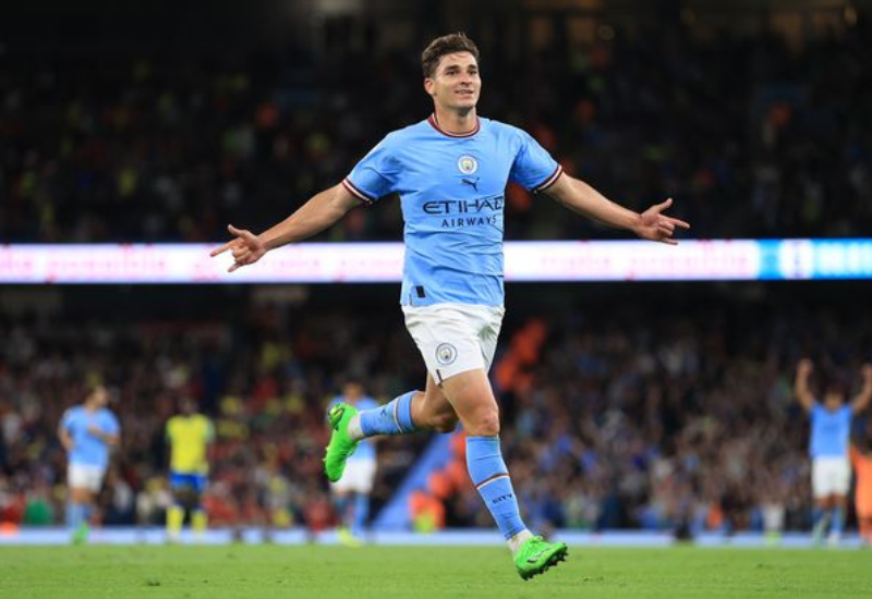 Julian Alvare trong màu áo CLB Manchester City