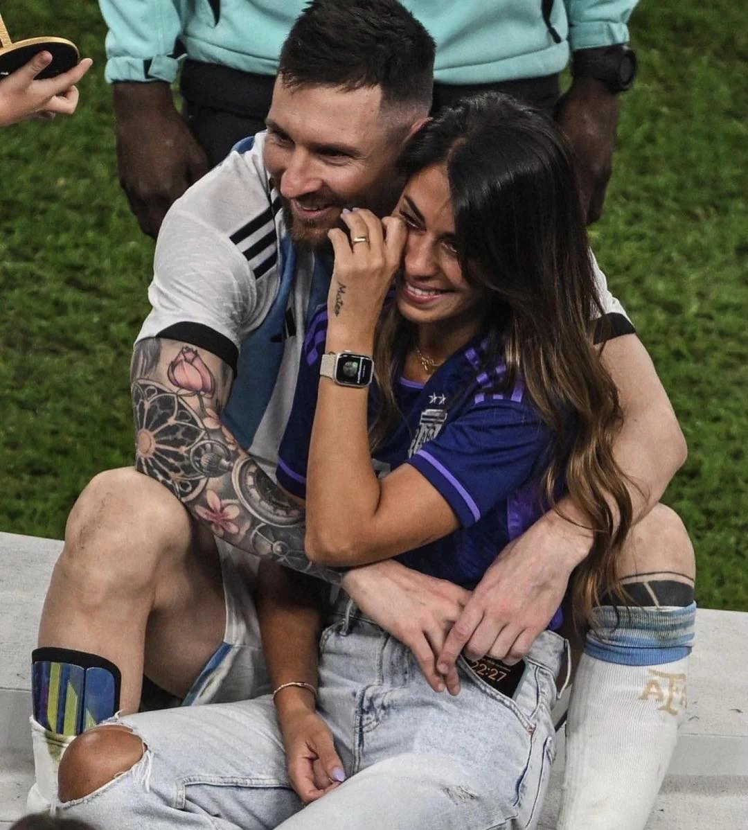 Antonela Roccuzzo - vợ cầu thủ Messi - lau nước mắt trên sân cỏ.