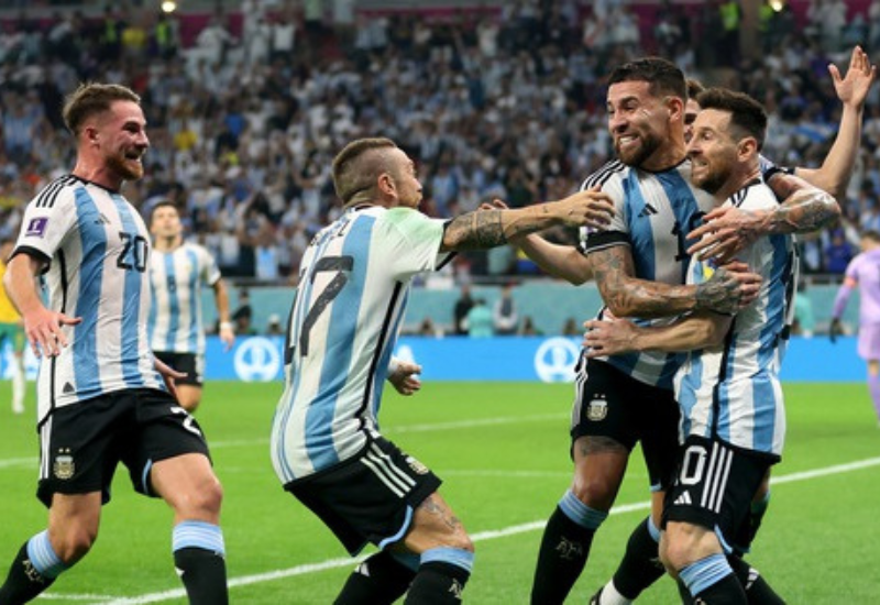 Argentina giành quyền vào Tứ kết trong ngày Lionel Messi ghi bàn ở trận đấu thứ 1000