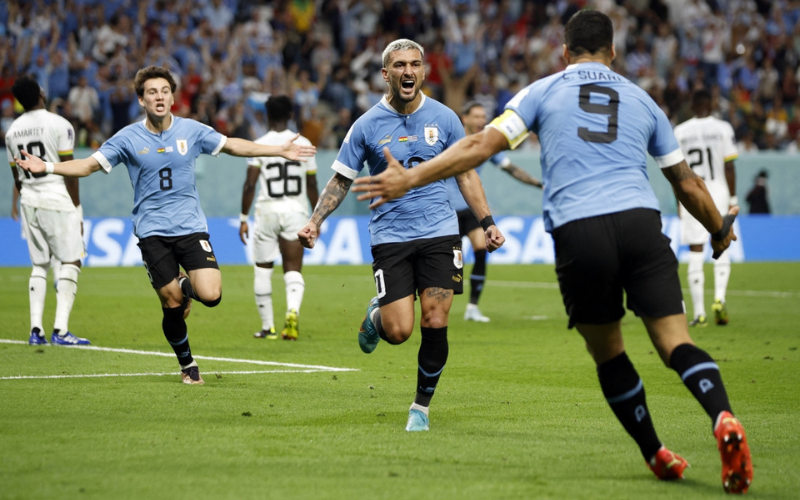 Arrascaeta hoàn thành cú đúp và nâng tỷ số lên 2-0 cho Uruguay