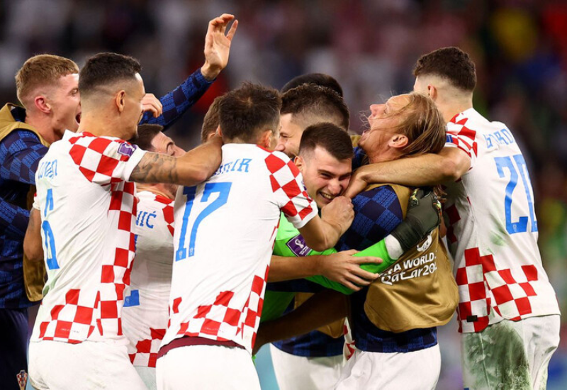 : Các cầu thủ Croatia ôm lấy thủ thành Livakovic sau khi đánh bại Brazil 