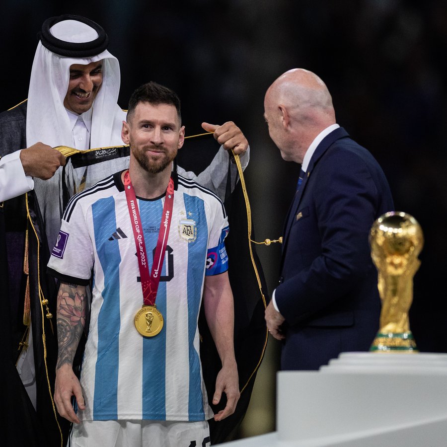 Chiếc áo bisht cao quý được trao cho Messi