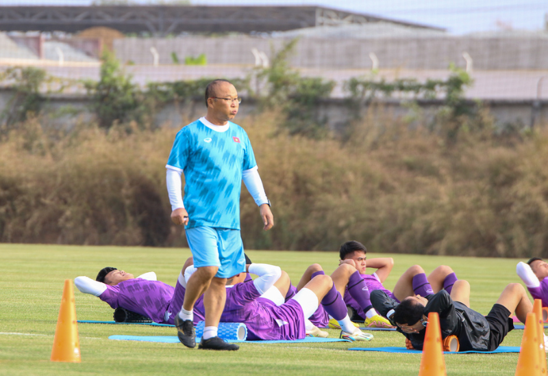 ĐTVN có buổi tập đầu tiên tại Lào để chuẩn bị cho trận ra quân ở AFF Cup 2022