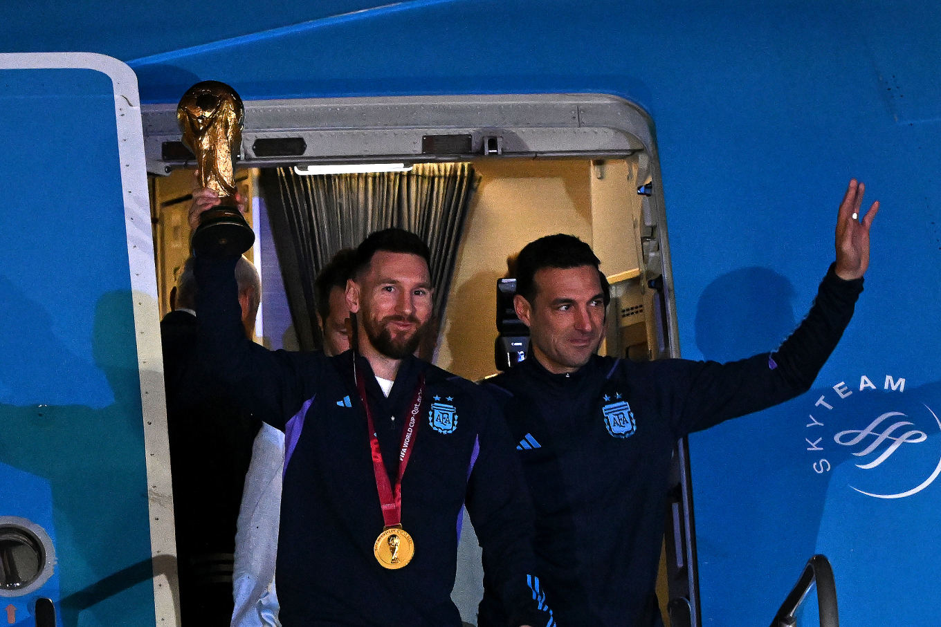 Đội trưởng tiền đạo Argentina Lionel Messi (trái) và HLV Lionel Scaloni khi xuống máy bay tại sân bay