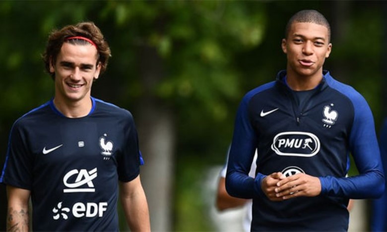 Griezmann và Mbappe vui vẻ trên sân tập