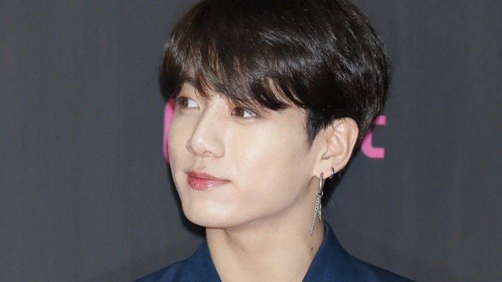 Jungkook cũng tỏ thái độ mập mờ khi được fan hỏi về tin đồn