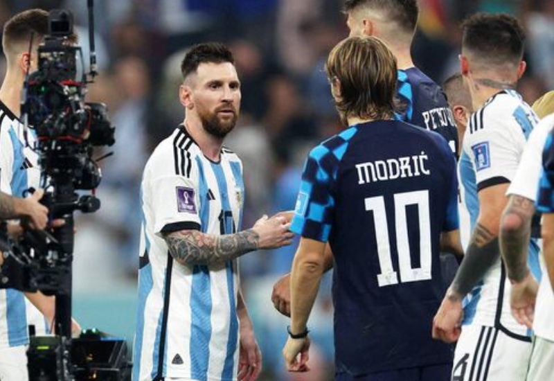 Luka Modric chúc mừng Messi sau chiến thắng của Argentina