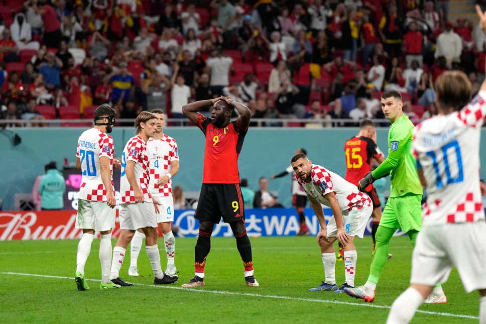 Lukaku thất thần giữa sân bóng vì lỗi của mình