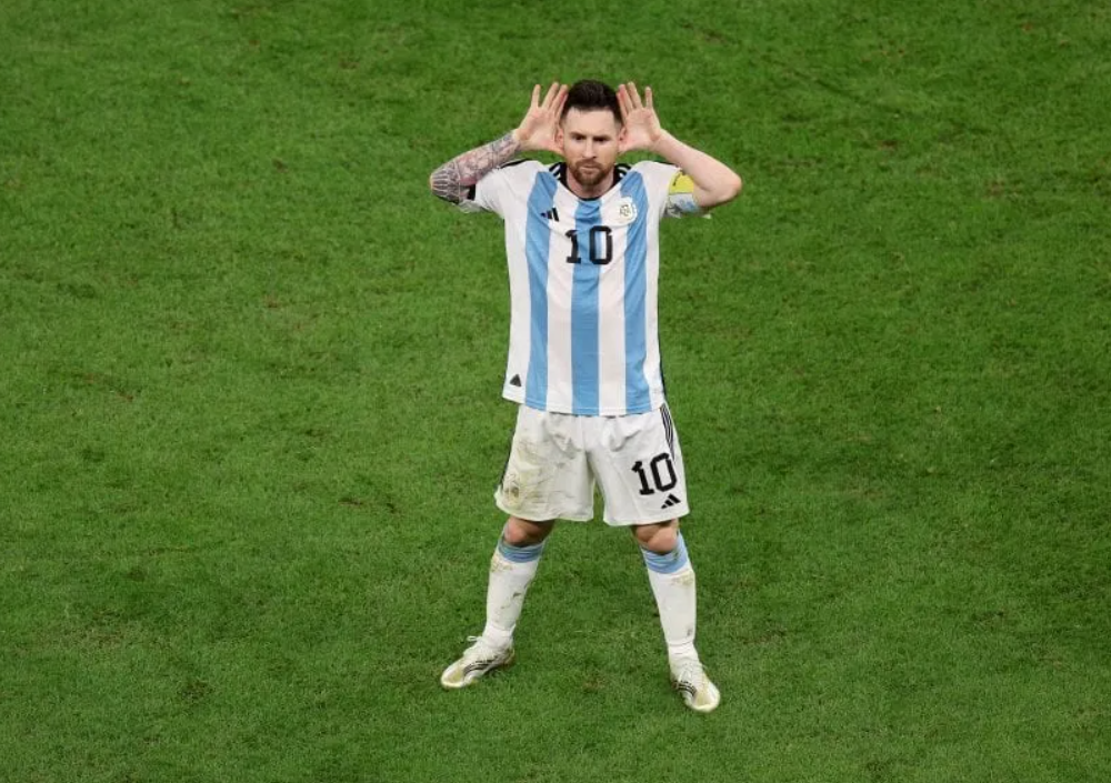 Màn ăn mừng có phần ngạo mạn của Messi