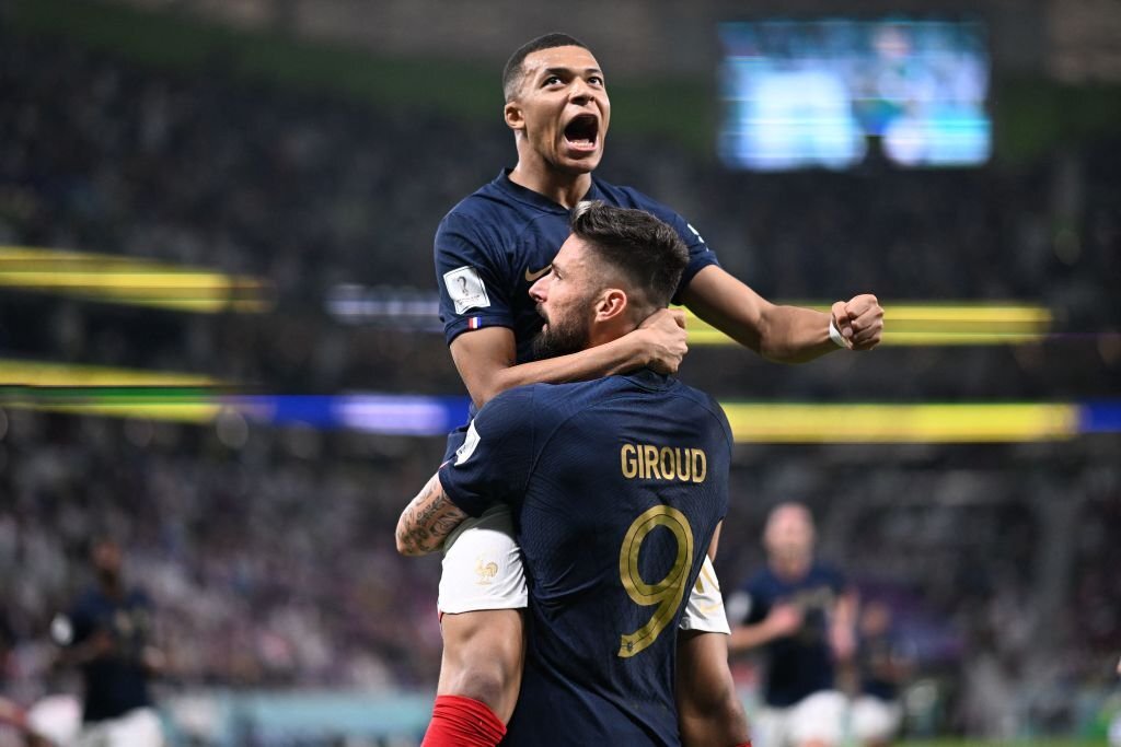 Mbappe là người kiến tạo để Giroud ghi bàn thắng mở tỉ số