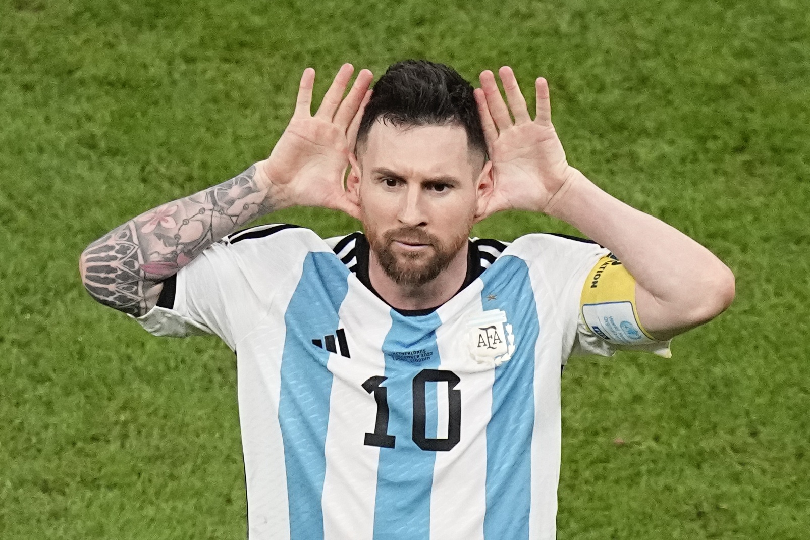 Messi đã thể hiện những cảm xúc mạnh mẽ hơn trước đối thủ