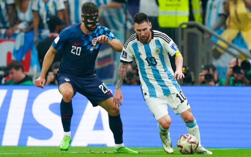 Messi dắt bóng đẳng cấp kiến tạo cho Alvarez ghi bàn ấn định chiến thắng 3 sao cho Argentina