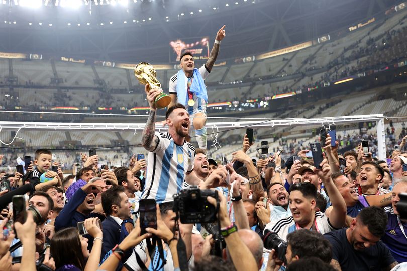 Messi vừa giành chiếc cup vàng về cho Argentina sau gần 4 thập kỷ chờ đợi